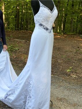 Elegant White Lace-Inset Women's Wedding Dress